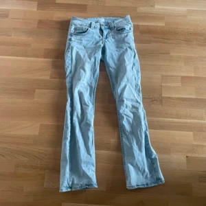 Ljusblå bootcut jeans low waist - Ljusblåa bootcut jeans som är low waist