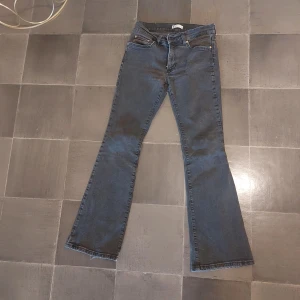 Bootcut jeans från g perfect jeans, blå - Snygga blå bootcut jeans från g perfect jeans i storlek 38. Klassisk femficksmodell med dragkedja och knapp, tillverkade i mjukt denimtyg. Jeansen har en utsvängd passform nertill och normal midja för en avslappnad look.