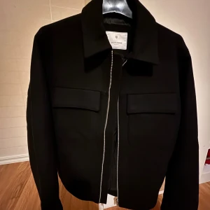 Jack&Jones Zip Up Overshirt - Säljer min Jack&Jones Overshirt i storlek S nu eftersom att jag inte gillade hur den satt, den är köpt för 1-2 månader sen och har bara använts 1 gång så den är så gott som i nyskick. Nypris 1200kr, mitt pris 850kr. Priset går att diskuteras vid snabb affär!