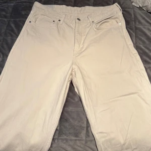 Vita loose jeans HM - Vita loose jeans från HM, bra skick, sitter inte jätte loose.