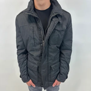 Field jacka - Hej, säljer nu denna riktigt snygga field jackan i storlek M som är perfekt nu till hösten! Skicket är 9/10 Vid minsta lilla fundering så är det bara att höra av sig