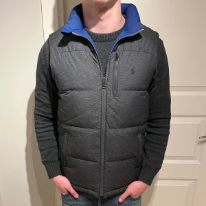 Ralph Lauren väst  - Säljer en riktigt skön Raffe väst! | Väldigt fint skick finns mindre tecken på användning inuti men inga utvändigt och inga hål! | Storlek XL 18-20 passar perfekt som en vanlig S. | Ställ gärna frågor innan du köper!