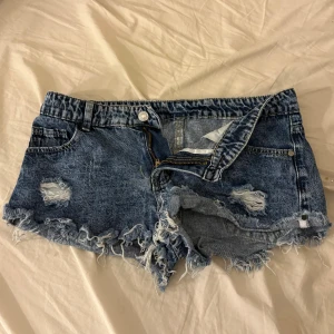 Lowwaist shorts - Lowwaist jeansshorts, knappt använda, i bra skick 🥰