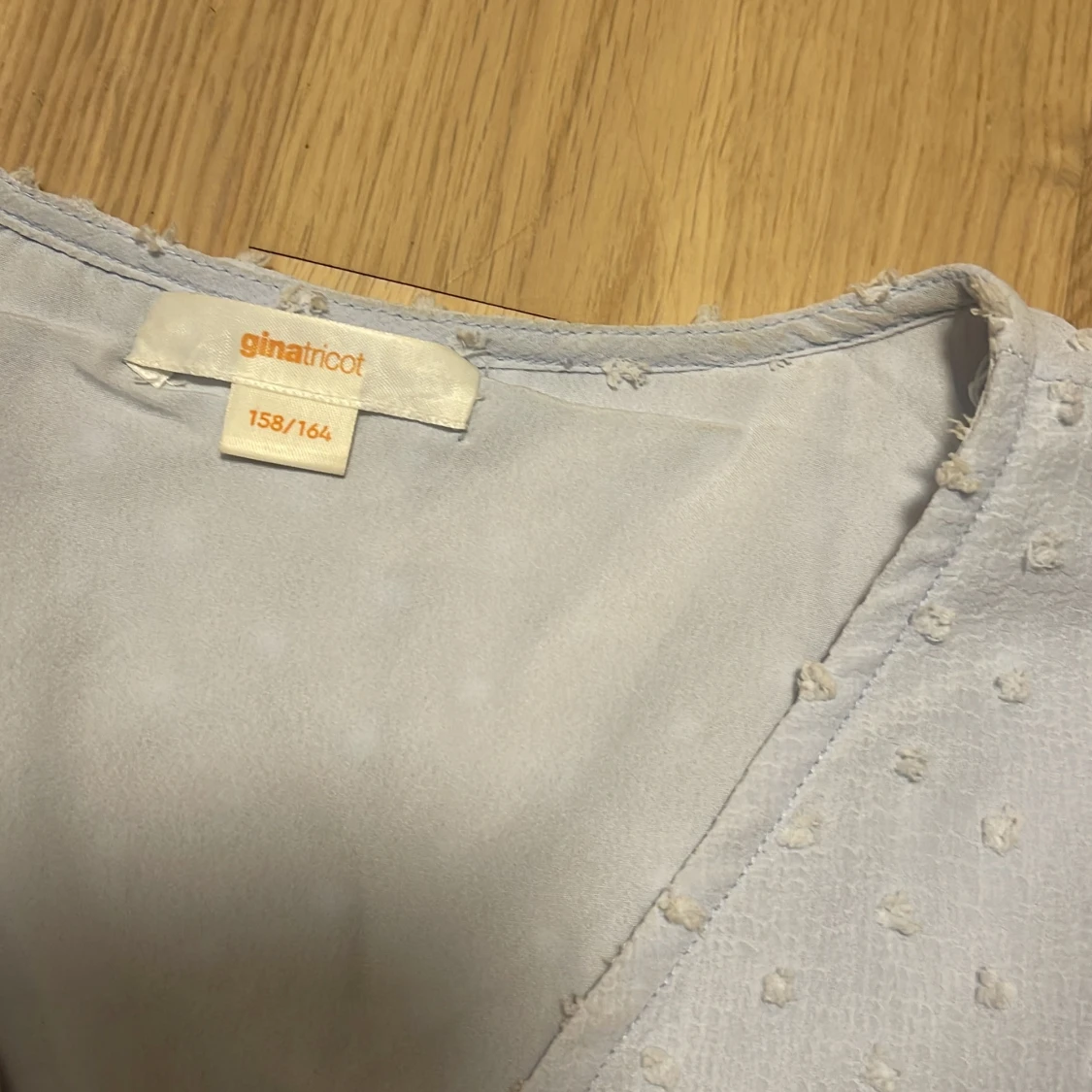 Ljusblå volangblus från Gina Tricot - 1