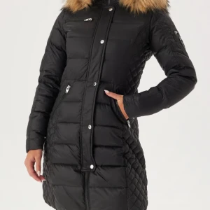 Rock and blue vinterjacka med äkta päls - Använd endast ett vinter! Den är som ny! Köpt för ca.3800 kr. 