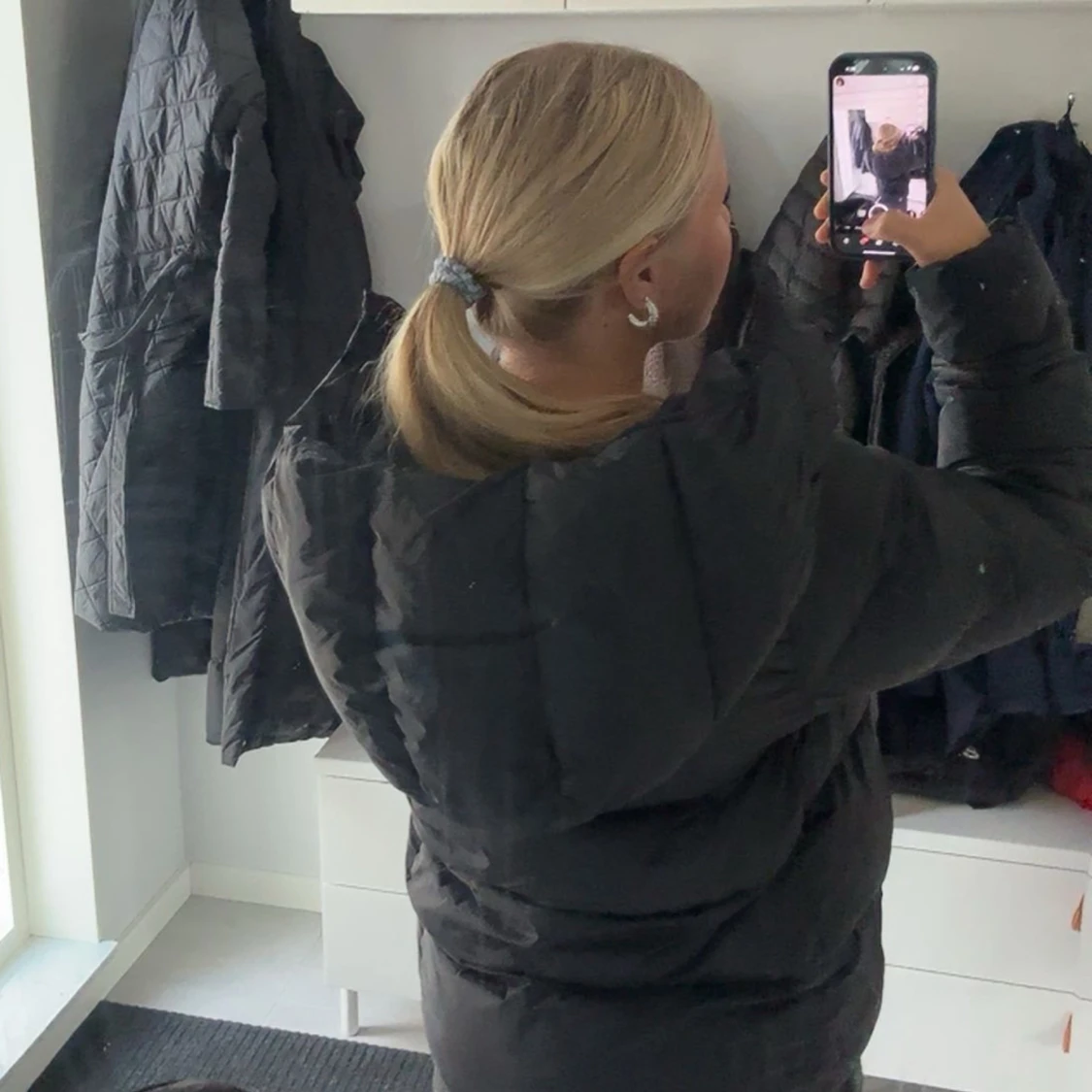 Svart pufferjacka med huva från Everest  - 1