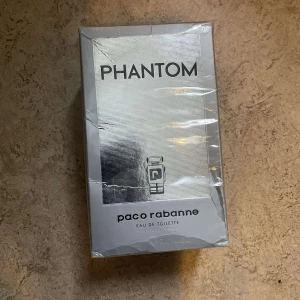 Paco Rabanne Phantom EdT 100ml - Phantom från Paco Rabanne är en Eau de Toilette i en futuristisk förpackning. Volymen är 100 ml. Parfymen är tillverkad i Frankrike och har en modern, tech-inspirerad design som sticker ut i mängden.