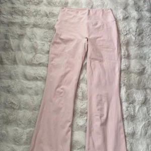ljusrosa träningsbyxor  - Supersnygga ljusrosa bootcut träningsbyxor från Soft Move med hög midja. Byxorna är i mjukt stretchigt material