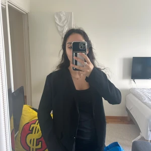 Svart kavaj - Jättesnygg, oanvänd och perfekt nu till hösten.