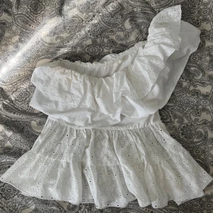 Vit offshoulder volangtopp - Somrig topp från zara