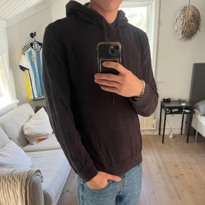 Mörkgrå hoodie från Marc O'Polo - Säljer en stilren mörkgrå hoodie från Marc O'Polo i tvättad bomull. Tröjan har huva med snörning, långa ärmar och ribbade muddar. 