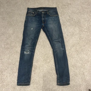 Nudie jeans  - Snygga Nudie jeans i bra skick storlek 29/30 jeansen är i bra skick förutom en liten skada (kolla sista bilden)