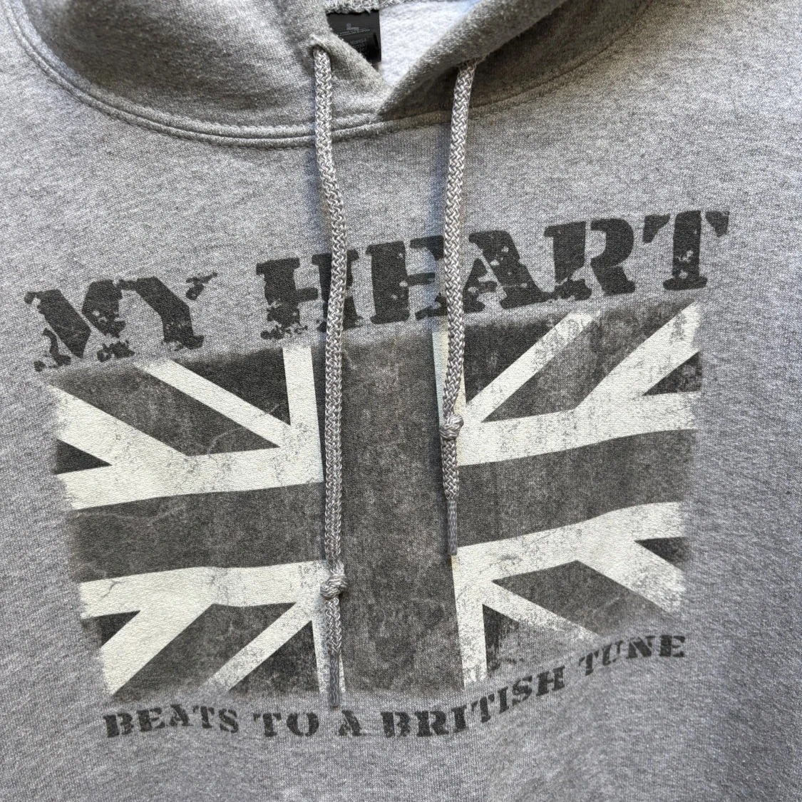 Grå hoodie Gildan med brittiskt tryck - 2