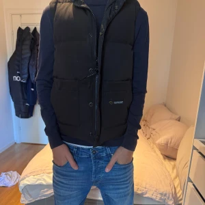 Canada goose väst - Passar mig som brukar ha S i tröjor, är 175 cm. Bra skick!