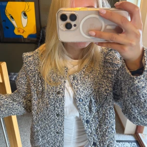 Blommig quiltad jacka med volang - Säljer min super söta jacka från Kappahl!! Så fin med vaolanher och blom mönster🌸 priset är inte diskuterbart, först till kvar 💞