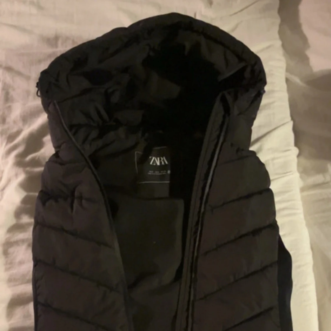 Svart dunväst med huva från Zara
