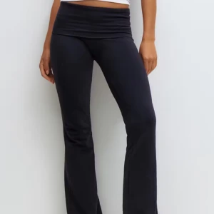 Svarta yogapants - Svarta yogapants från Gina ❤️ heeeelt nya. Aldrig använda då jag köpte fel färg. 😙nypris 399kr