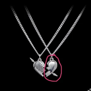 You and me halsband - Säljer detta otroligt fina halsband från Maria Nilsdotter (högra). Skriv för fler bilder eller funderingar. Kedjan är i längd 50❣️