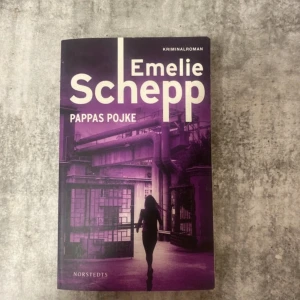 Pappas pojke - En spännande kriminalroman om åklagaren Jana Berzelius. En sexårig pojke försvinner spårlöst och utredningen blir snabbt personlig och farlig. Perfekt för dig som gillar nervkittlande mysterier och internationella succéer!