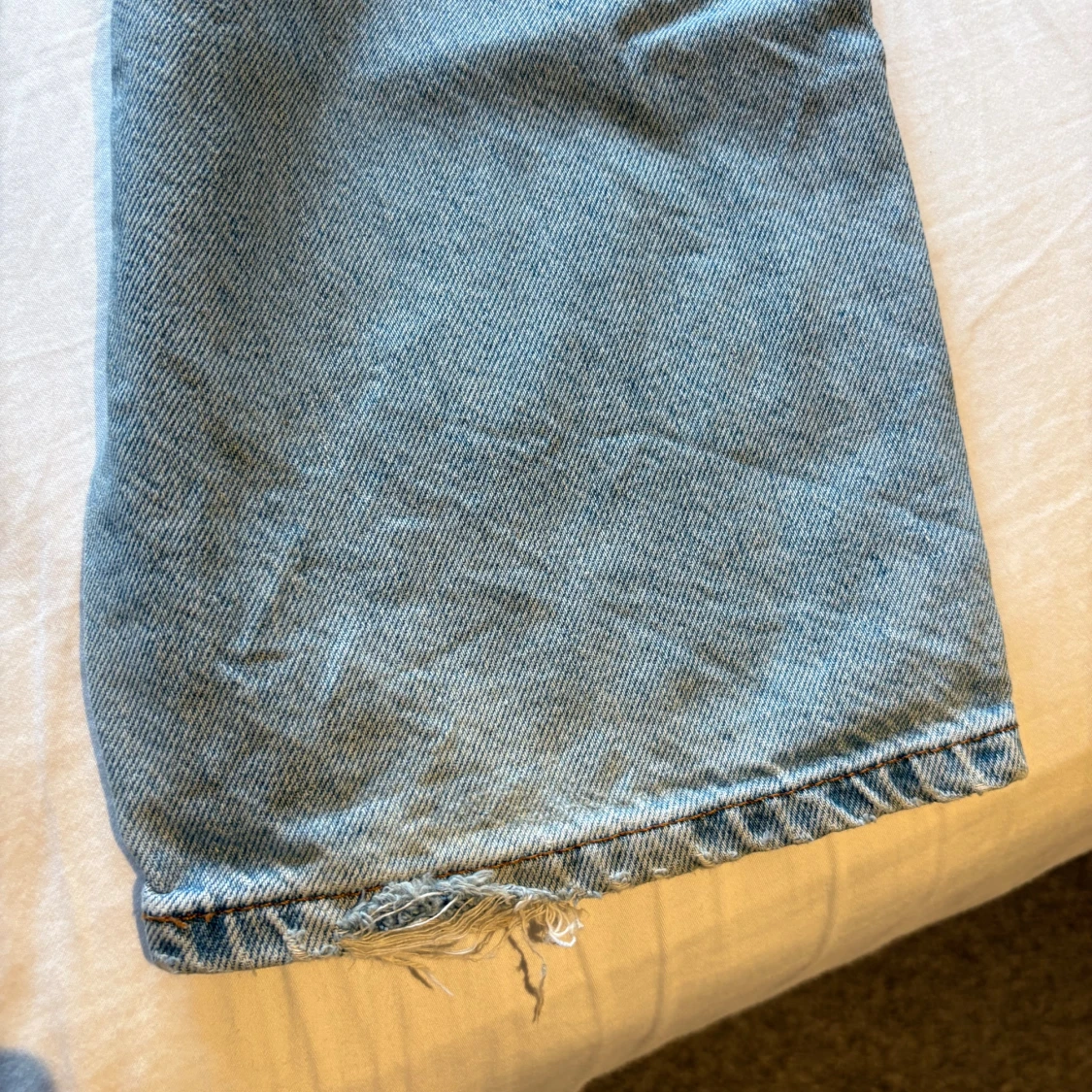 Ljusblå raka jeans med rå kant - 3