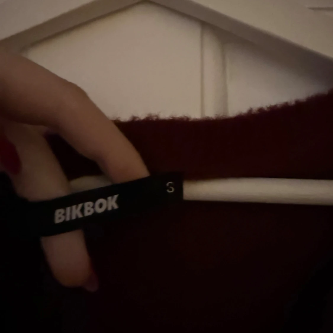 Vinröd stickad klänning från Bikbok  - 2