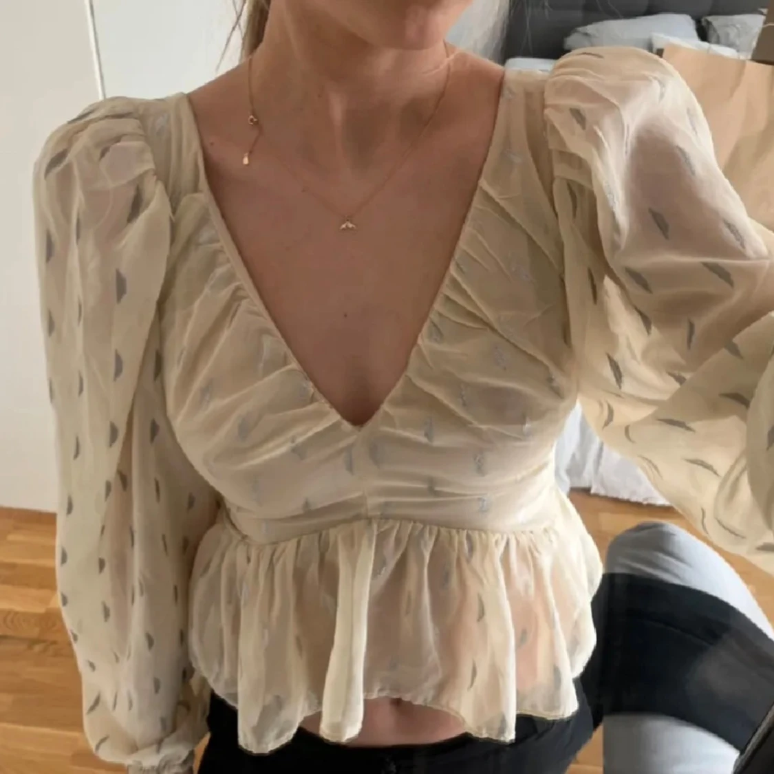 Beige blus med volang från H&M