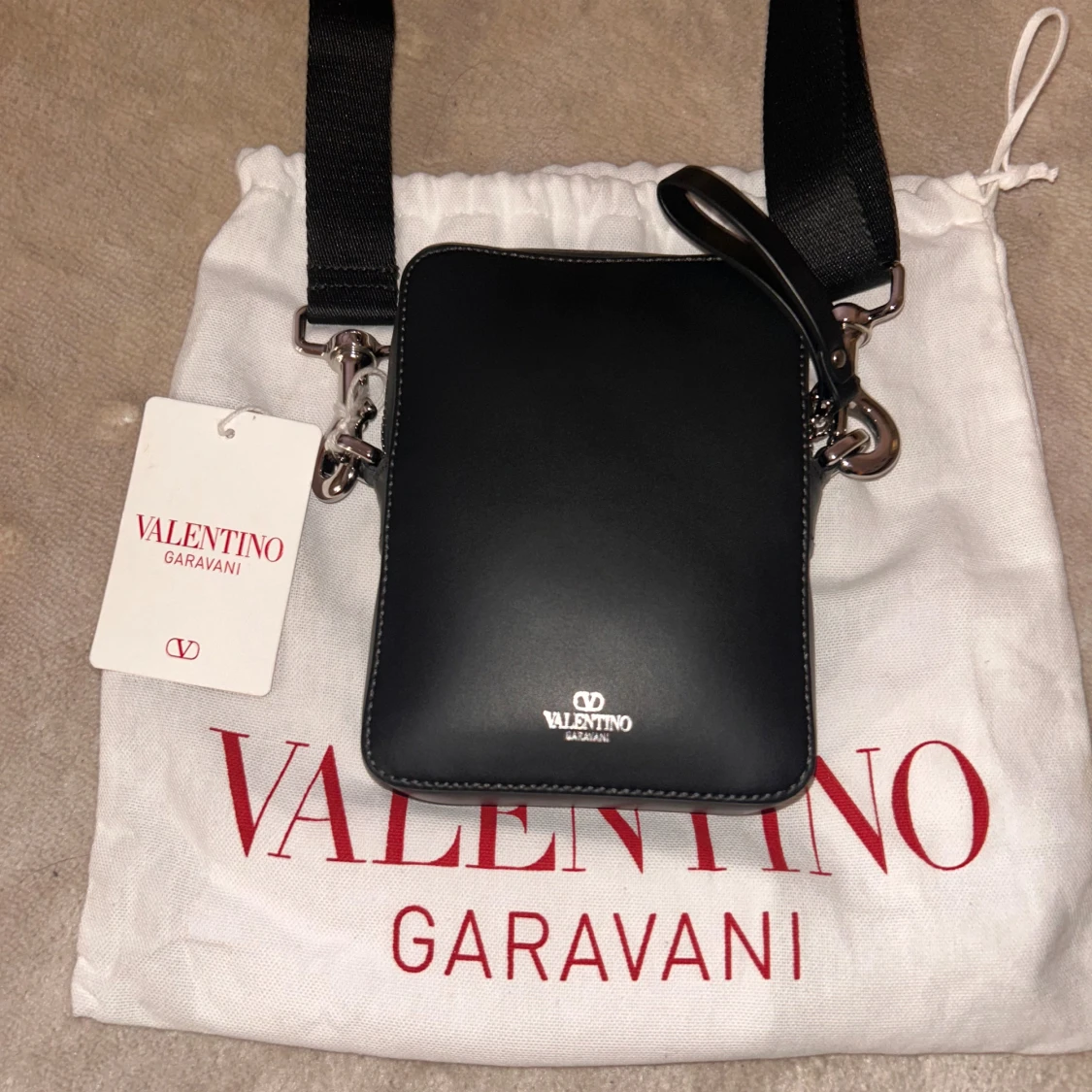 Svart axelväska Valentino Garavani (Köpt För 5800Dkk) - 1