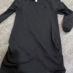 Svart långärmad kravid tröja H&M Mama XS - Enkel svart långärmad kravid tröja från H&M Mama i storlek XS. Modellen är rak och kort, med rund halsringning och mjukt bomullsmaterial som känns skönt mot huden. Perfekt för dig som vill ha en basic och bekväm look.