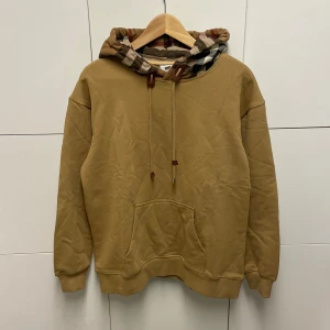 Burberry Hoodie - Hejsan, säljer en helt ny Hoodie aldrig tidigare använd. Storlek M sitter som S Postar alltid inom 24h efter köpet. Skriv gärna om du har fler frågor.