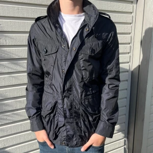 Ralph lauren windbreaker - Tja! Säljer nu denna sjukt snygga Ralph lauren windbreaker funkar även bra mot regn. Nypris ligger runt 2600kr men säljs nu för 749kr. Skick 9/10 riktigt bra. Hör av er vid funderingar! 