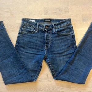 Blå jeans från Jack & Jones - Säljer ett par blå jeans från Jack & Jones, modell Comfort/Mike. Jeansen har normal passform och raka ben. Modellen är ca 170 cm, men dem passar bäst på lite längre. Skick: 9/10✅Tveka inte på att höra av dig vid funderingar!