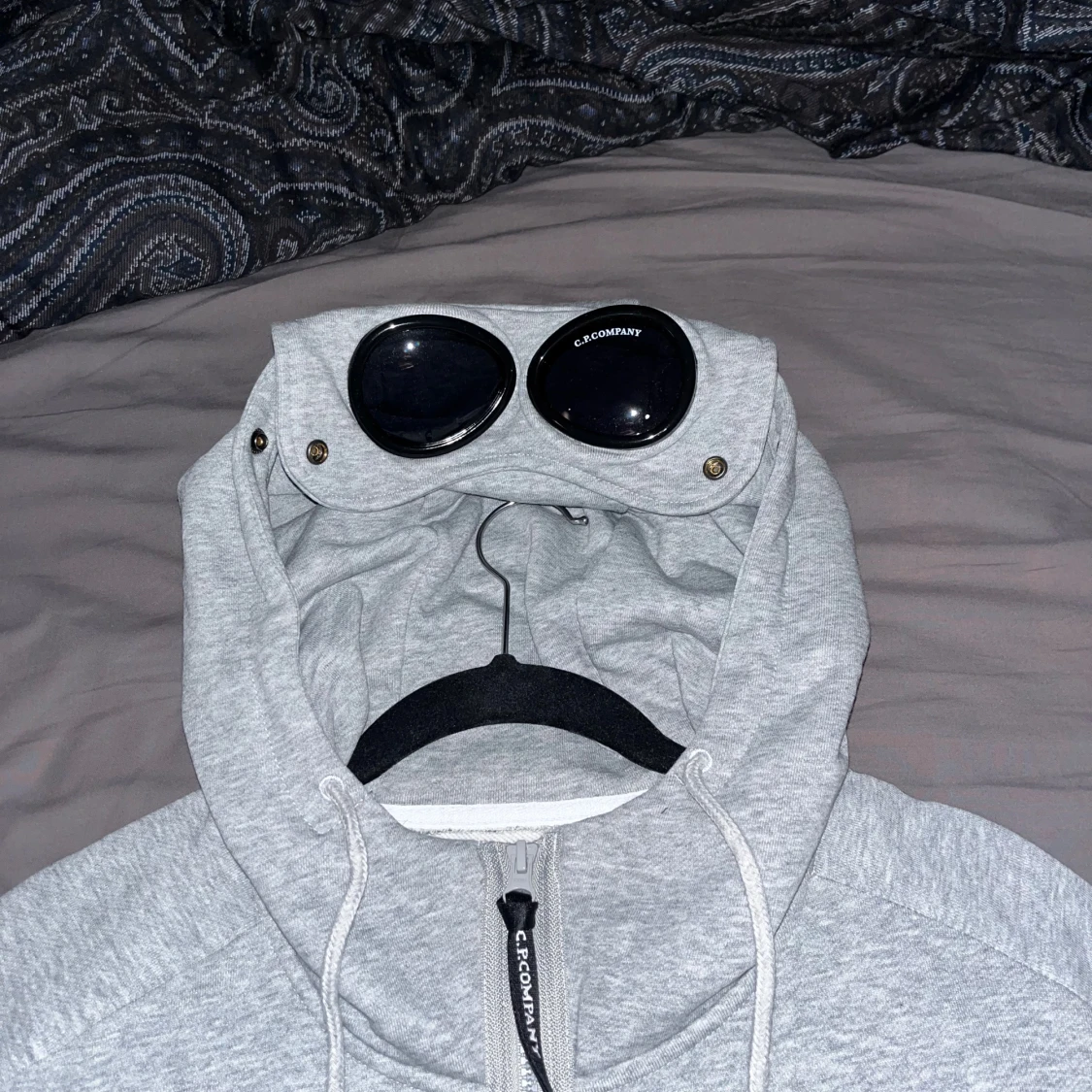Grå hoodiejacka C.P. Company goggles - 3
