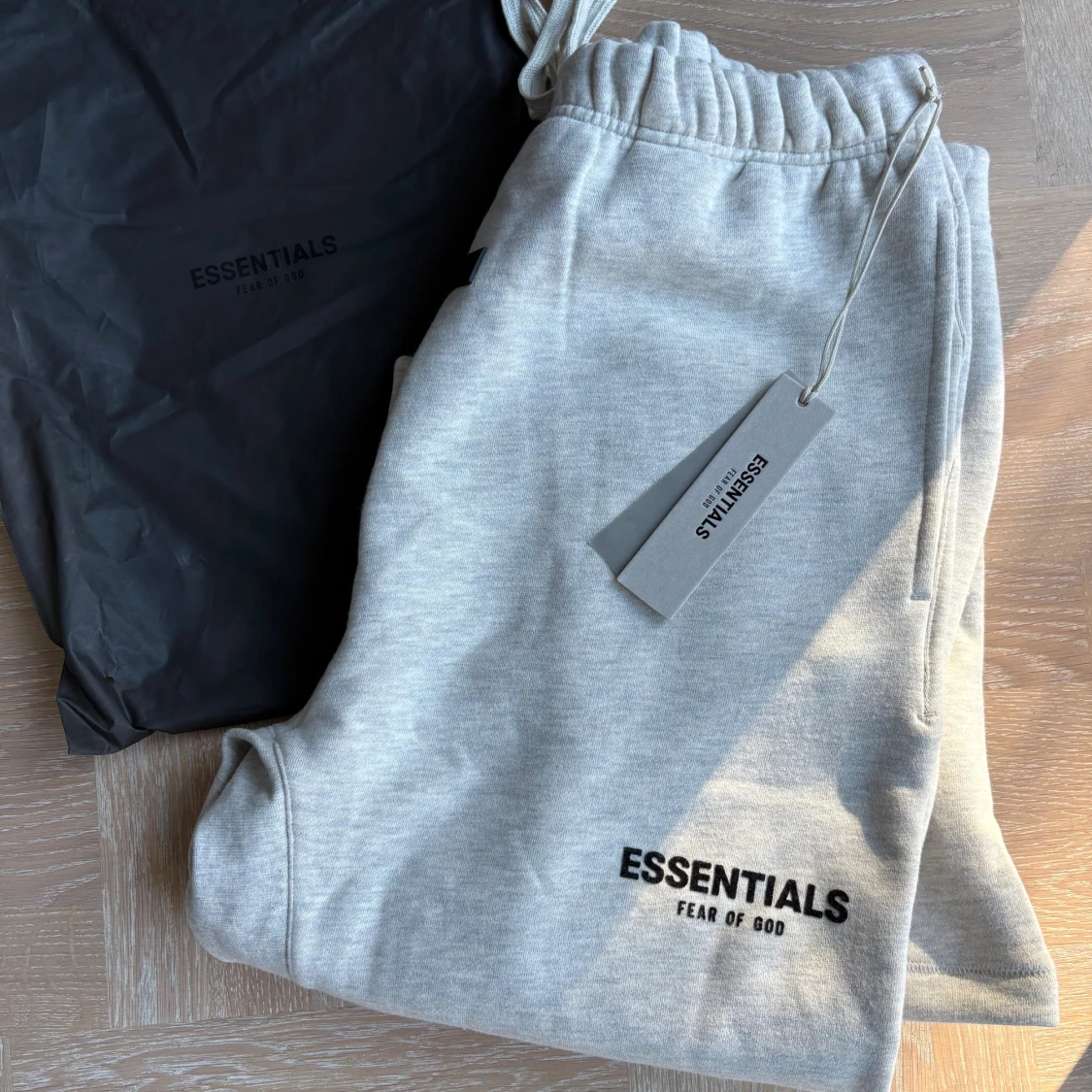 Grå mjukisbyxor Essentials Fear of God NYA