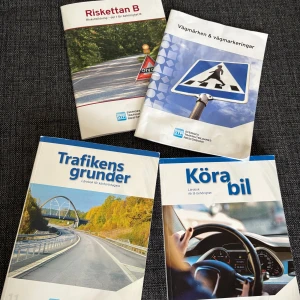 Körkorts böcker - Fyra böcker från STR som hjälper dig att ta körkort! Perfekt för dig som vill plugga teori, lära dig vägmärken och förstå trafikens grunder. Passar både nybörjare och dig som vill fräscha upp kunskaperna inför körkortet.
