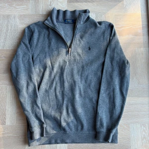 Ralph lauren half zip tröja  - Tja! Säljer denna sjukt snygga och stilrena Ralph lauren half zip tröjan. Storlek S, mycket fint skick. Hör av er vid eventuella frågor eller funderingar :)