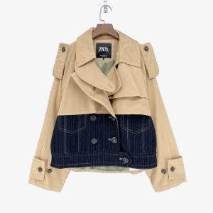 Beige och mörkblå trenchcoat från Zara - Söker denna superfina trenchcoaten, hör av er om ni kan tänka er och sälja🫶🏻