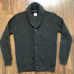 Zara stickad cardigan  - Tja! Säljer en sjukt fet cardigan från Zara. Väldigt varm och otroligt bra passform. Storlek M men slim så sitter mer som S/M. Hör av dig om du har någon fundering!