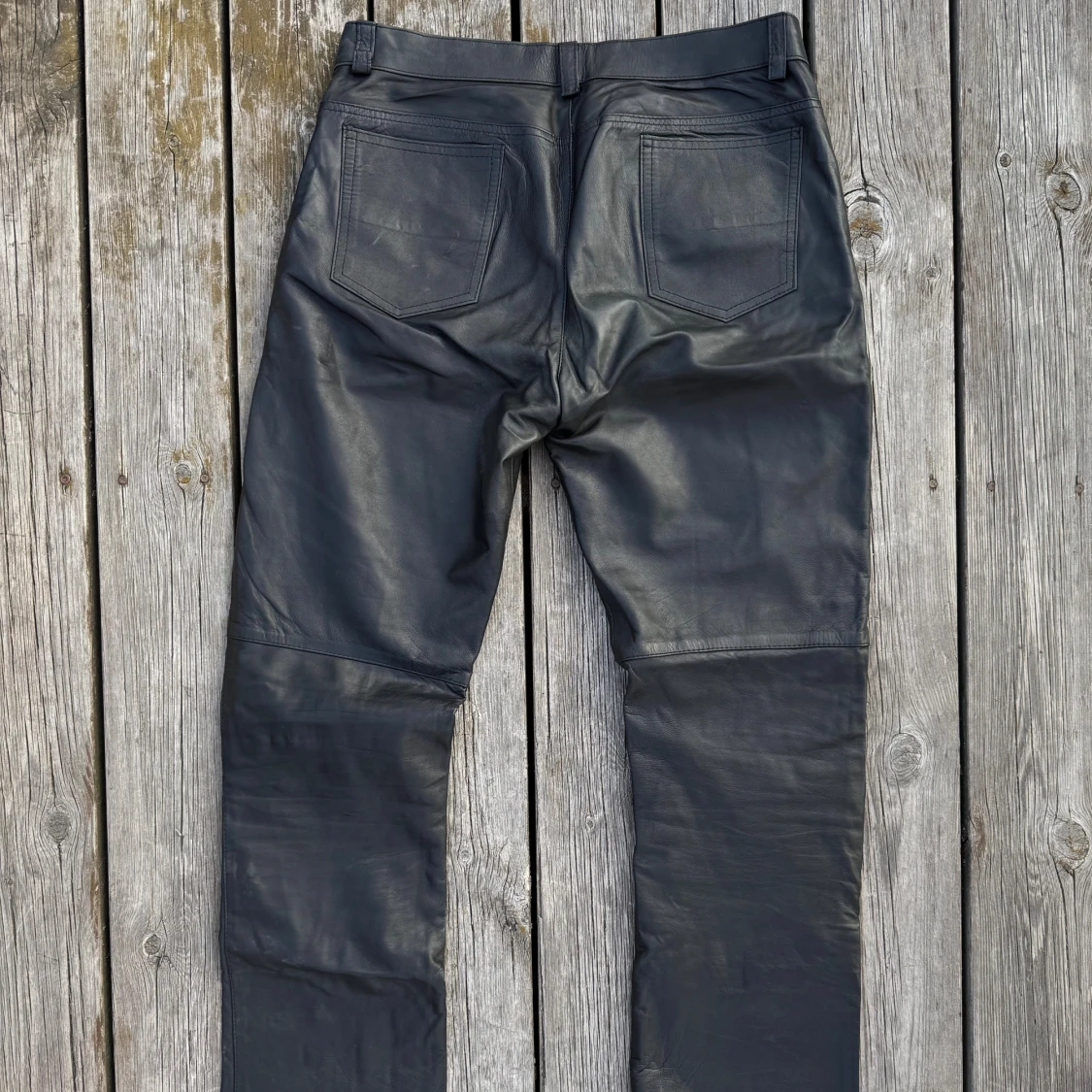 Svarta skinnbyxor med raka ben - 4