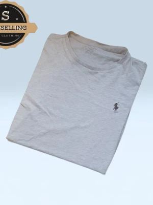 Vit t-shirt från Polo Ralph Lauren - Vit t-shirt från Polo Ralph Lauren med klassisk rund hals och broderad logga på bröstet. Modellen är custom slim fit och tillverkad i mjuk bomull. Perfekt basic-plagg med stilren look och diskret branding.