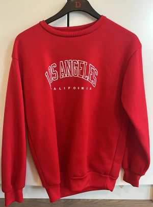 Röd sweatshirt  - Säljer denna röda tröja i storlek S. Bra skick. 