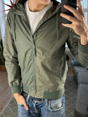 Tunn jacka olivgrön  - Väldigt snygg och perfekt till alla tillfällen! Mycket bra skick. Mått: A:44 B:48 C:40 D:62 (cm) skriv vid fundering 🙌