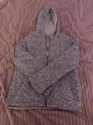 Grå zip up hoodie - En grå zip upp hoddie från H&M. Har mysigt ludd material innanför.