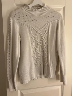 Vit stickad tröja med mönster  - Fin vit tjockare tröja med mönster⭐️