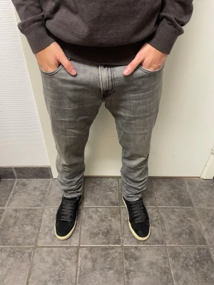 Replay Anbass - Feta grå Replay Anbass jeans. De är i väldigt bra skick. Modellen är 173cm, 64kg. Pris kan diskuteras!