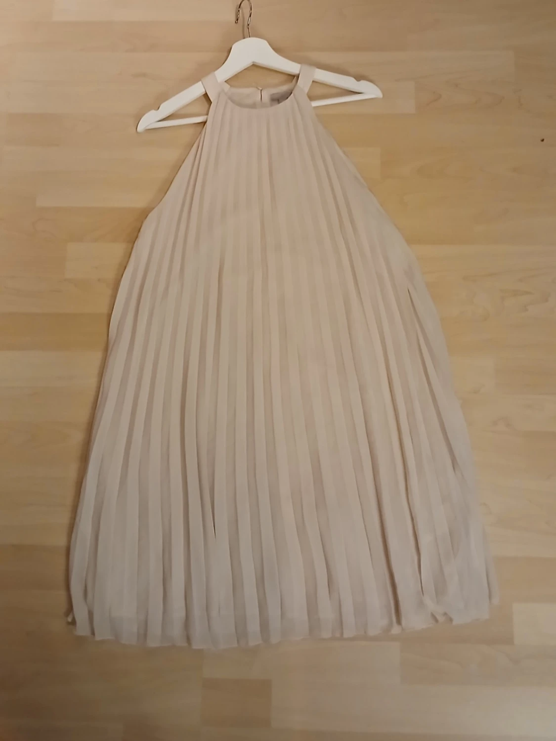 Beige plisserad långklänning H&M