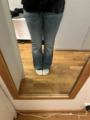 Weekday Nova bootcut jeans blå - Säljer ett par Weekday Nova low waist slim bootcut jeans i tvättad blå färg. Modellen har låg midja, klassisk femficksdesign och bootcut-ben som ger en snygg siluett. Jeansen är gjorda i bomull och har en cool vintagekänsla. Strlk 27/34