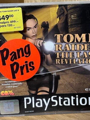 Tomb Raider: The Last Revelation (PlayStation) - Klassiskt PlayStation-spel i fint skick med originalfodral och manual. Följ Lara Croft på äventyr i Egypten med spännande pussel och action. perfekt för samlare eller retrospelare.