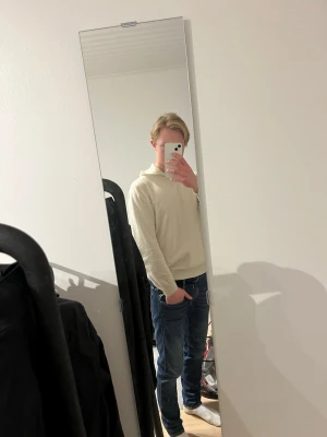 Kashmir hoodie Oscar jacobson  - Väldigt fin vit Kashmir hoodie från Oscar jacobson i storlek S. Jag på bilden är 175 och väger 65 kg så om man är 5 cm +- så är den perfekt. 