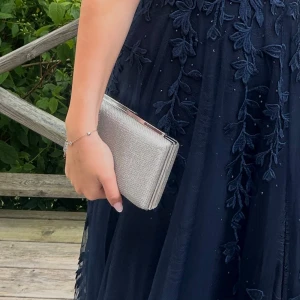 Silver glittrig kuvertväska - Perfekt storlek för mobil och mindre smink eller assessorer❣️