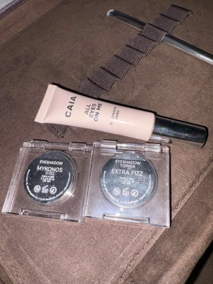 CAIA ögonskuggor & primer kit - Säljer två CAIA ögonskuggor i nyanserna matt beige och skimrande guld, samt en CAIA All Eyes On Me ögonskuggsprimer. Medföljer även en smal ögonskuggsborste från CAIA. Perfekt för att skapa snygga ögonlooks.